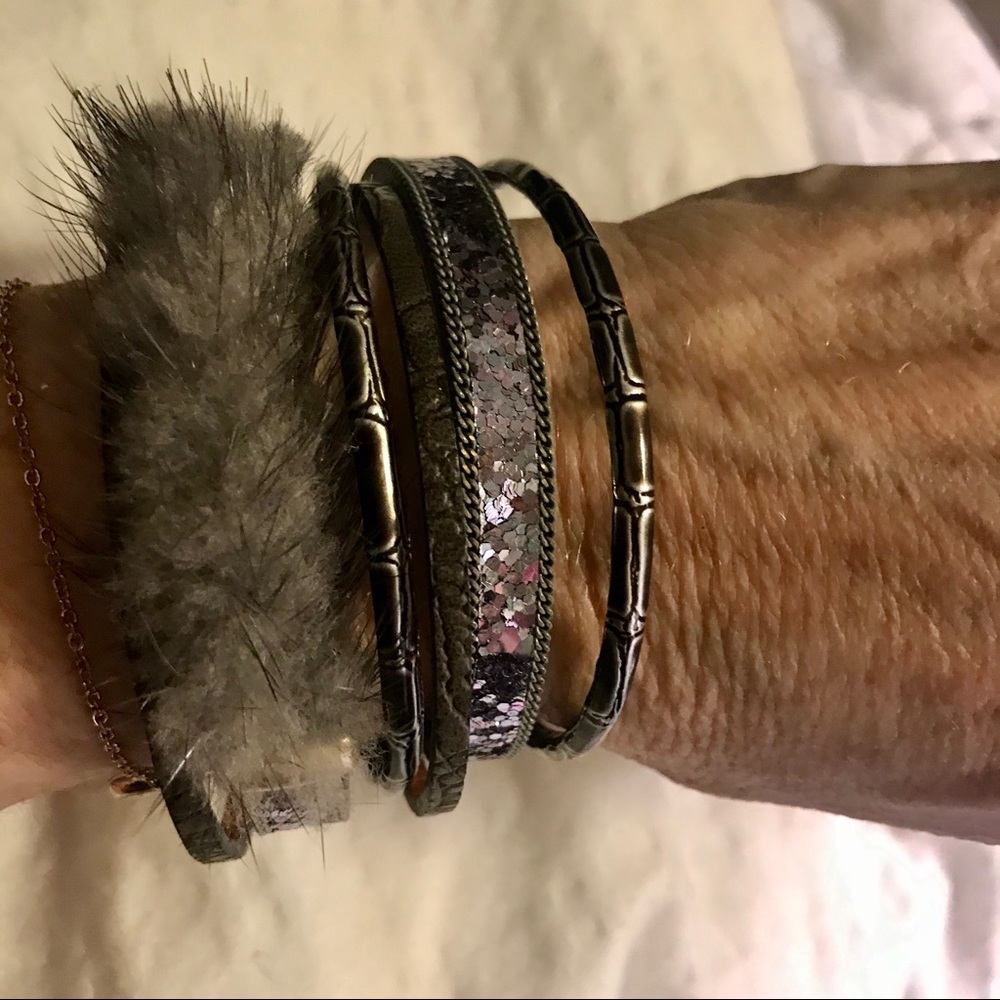 Bracelet with magnetic clasp